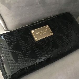 LARGE MICHAEL KORS WALLET
